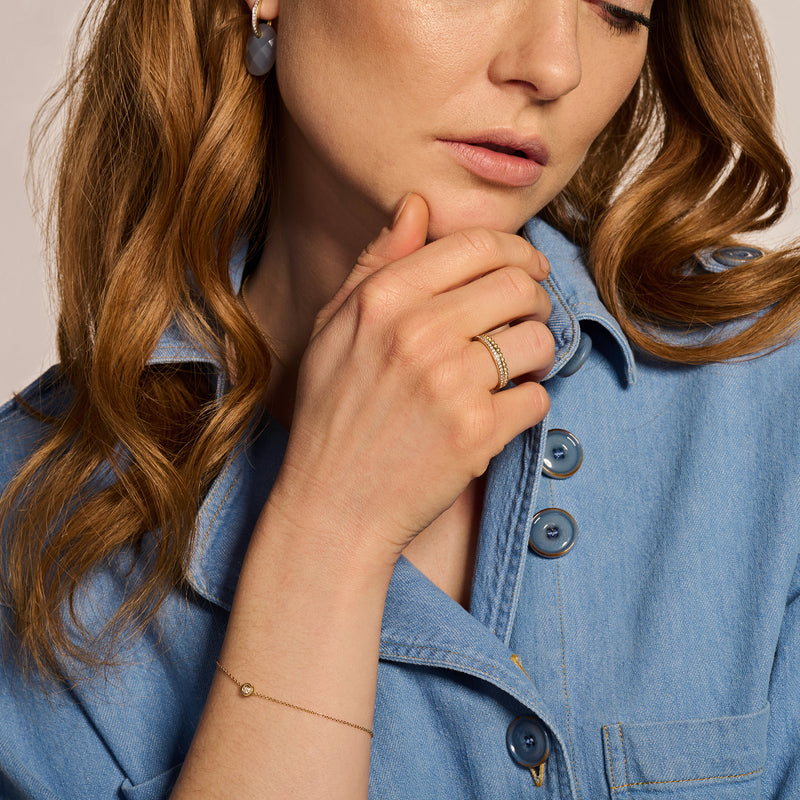 Bicolor goud ring met 14k geelgoud en rosé goud aan rechterhand vrouw.