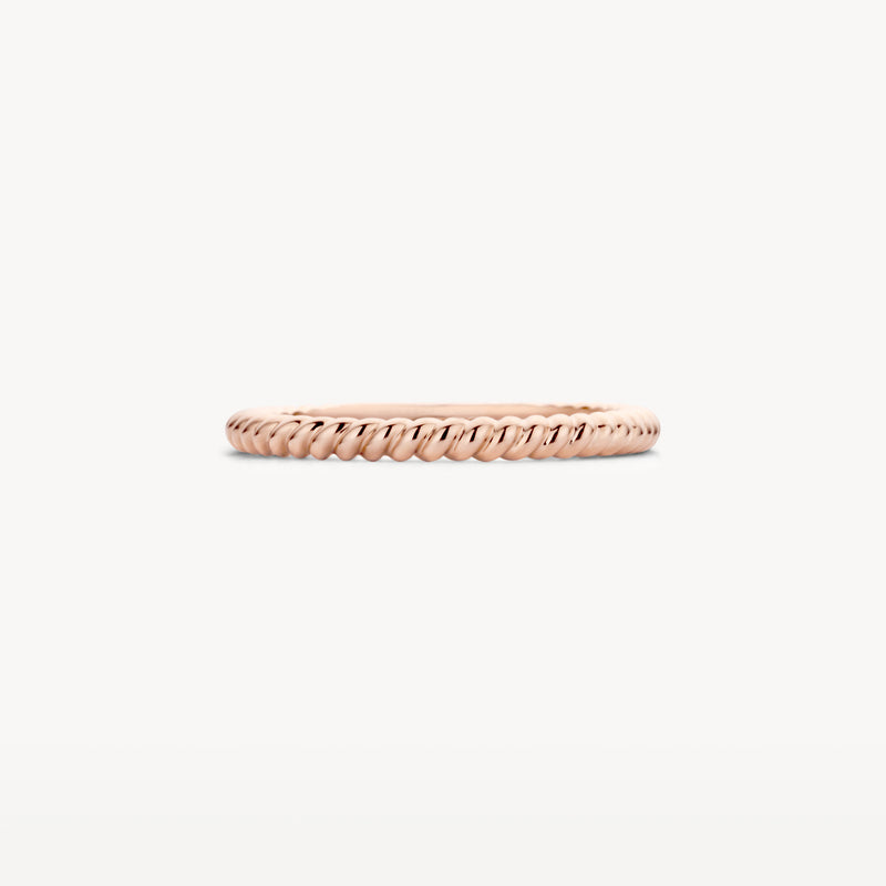 585er Ring aus Roségold mit gedrehtem Muster und schmalem Band.