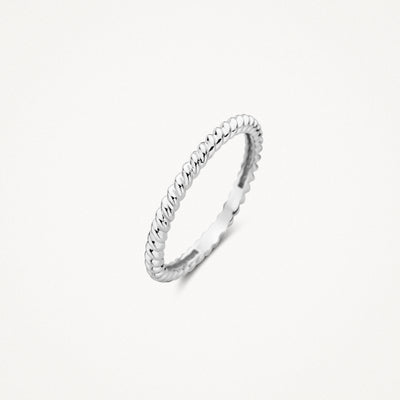Dunne ring van 14k wit goud met geblokte textuur en glanzende afwerking.