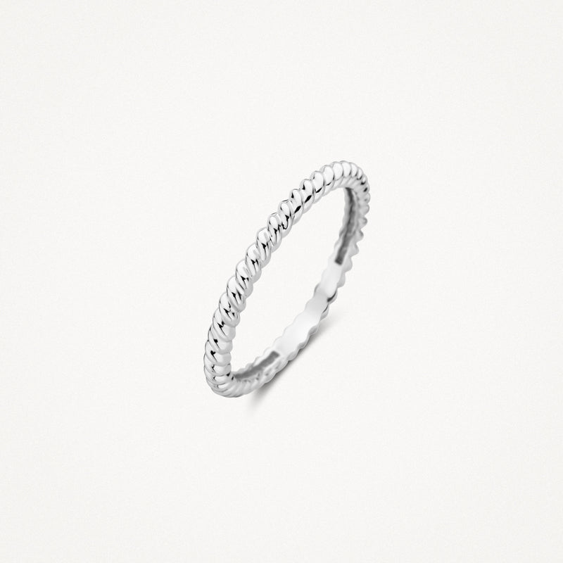 Dunne ring van 14k wit goud met geblokte textuur en glanzende afwerking.