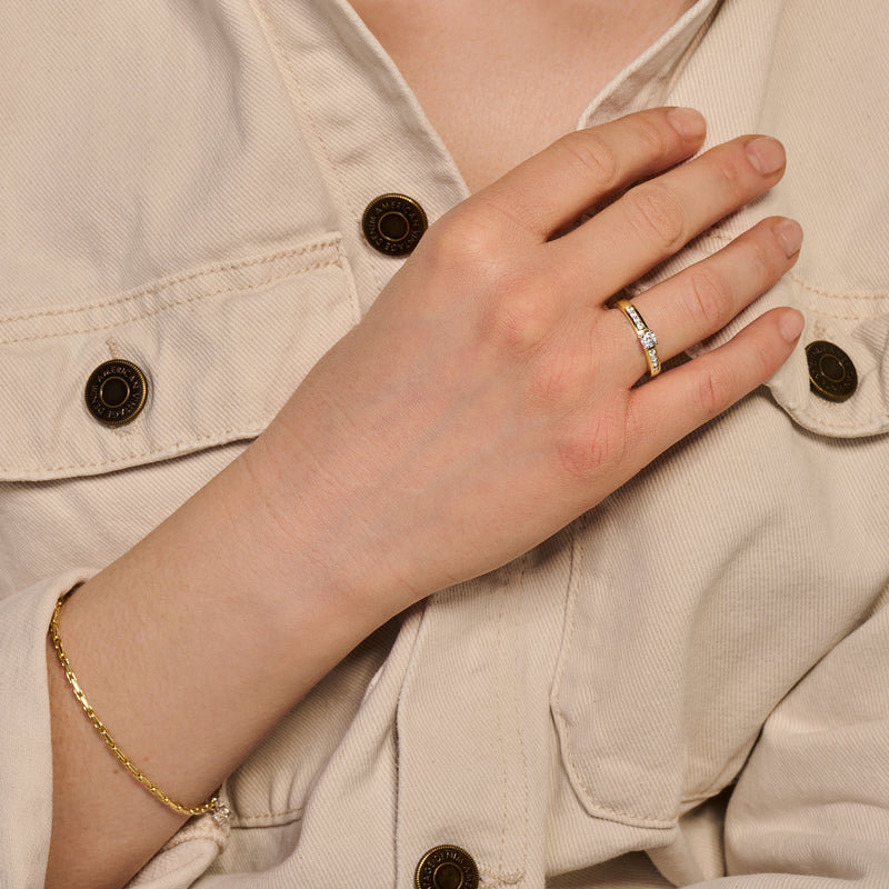 Bicolor ring van 14k geel en wit goud met zirkonia op de ringvinger.