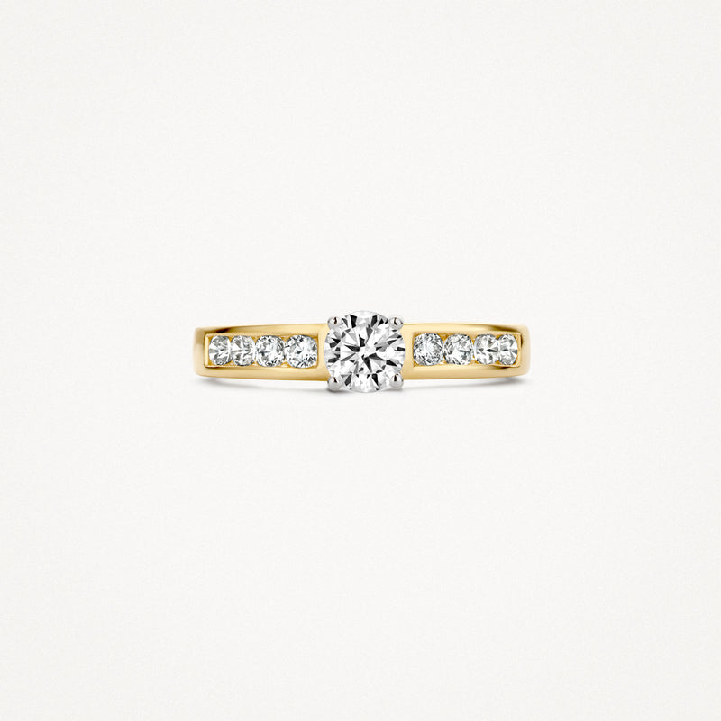 Ring met 14k geelgoud band en centrale witte zirkonia steen met zijstenen.
