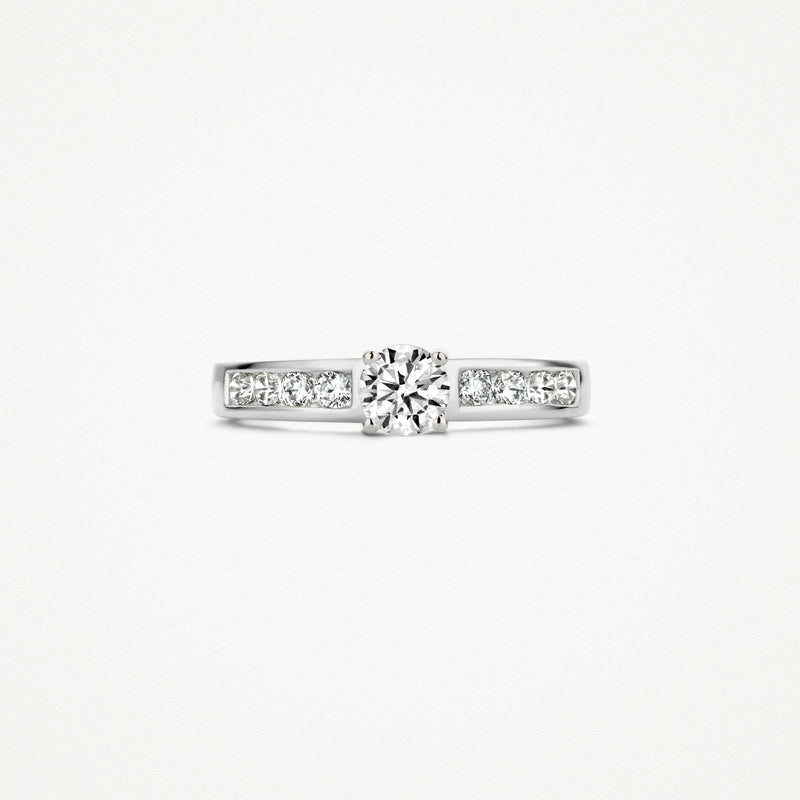 14k wit goud ring met centrale zirkonia en zijstenen in strakke zetting.