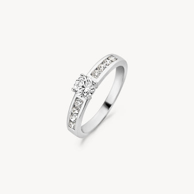 14k wit goud ring met centraal zirkonia en zijkanten bezet met kleine zirkonia's.