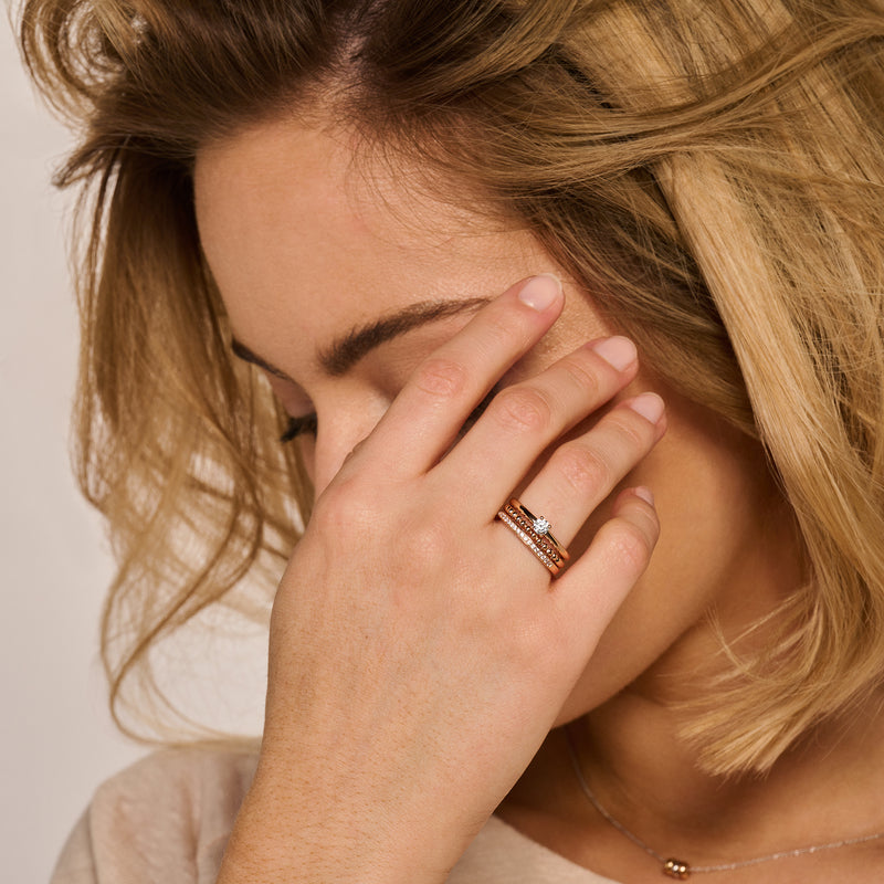 Dunne bicolor ring van 14k wit goud en 14k rosé goud met zirkonia solitaire detail.