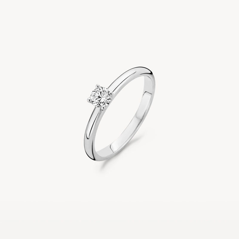 14k witgouden solitair ring met ronde zirkonia centraal gezet.