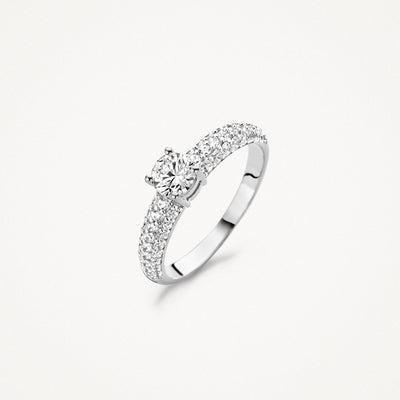 14k wit goud ring met centrale zirkonia en pavé gezet zirkonia aan de zijkanten.