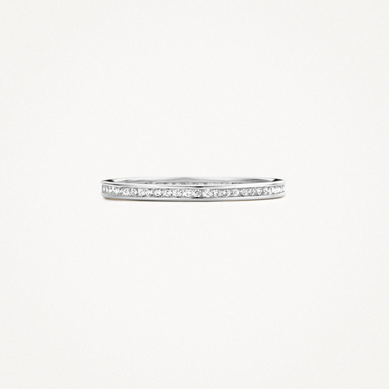 Dunne 14k witgouden ring met rij zirkonia's, variant maat 50.