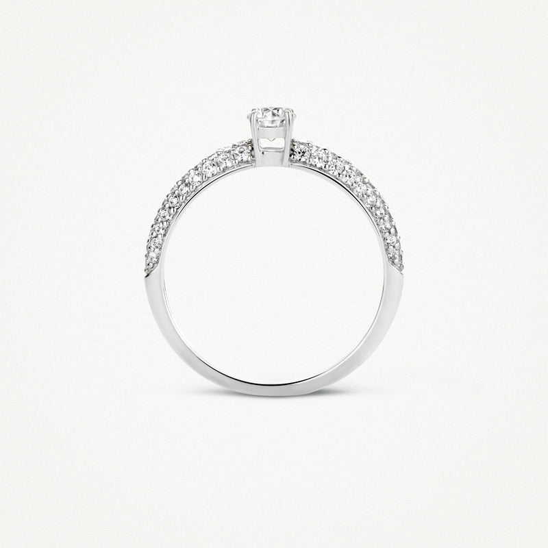 14k wit goud ring met zirkonia en kleine pavé stenen langs band.