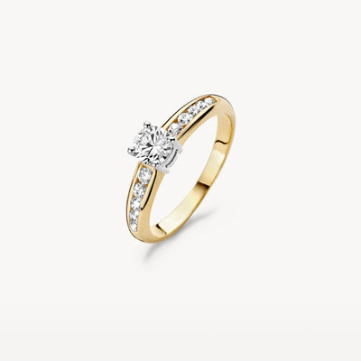 Ring van 14k geel goud met centrale zirkonia en kleine zirkonia langs de band.