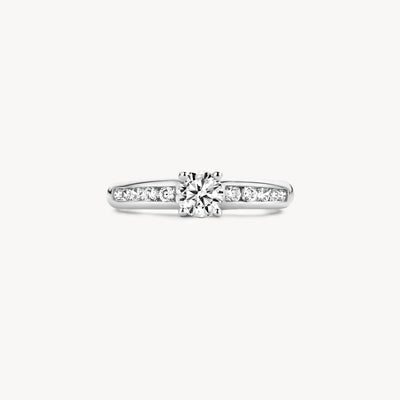 585er Weißgold Ring mit zentraler zirkonia und kleiner zirkonia auf beiden Seiten.