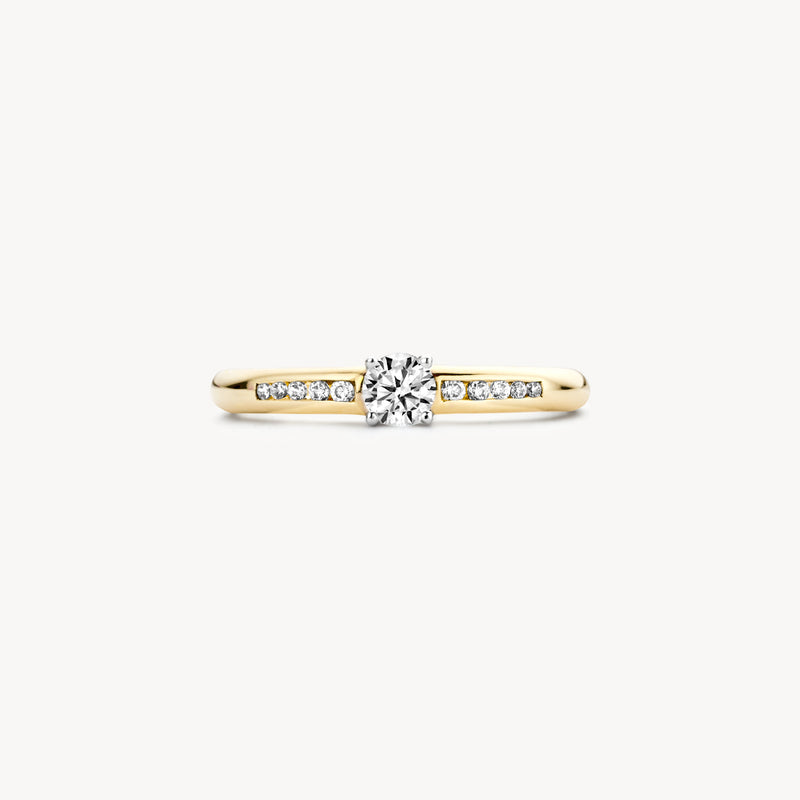 14k geelgouden ring met centrale zirkonia en kleine zirkonia’s in the ringband.