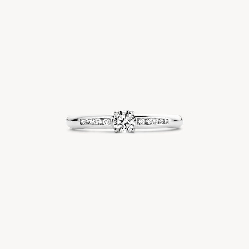 14k wit goud ring met centrale zirkonia en kleinere stenen langs de band.