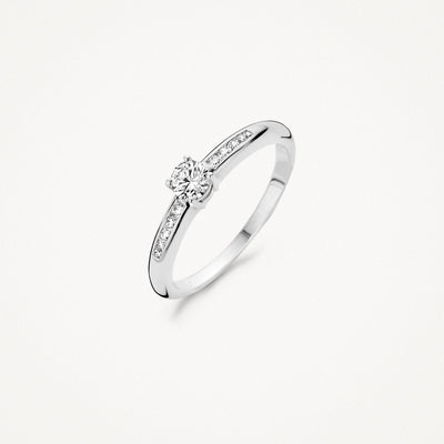 14k witgouden ring met centrale zirkonia en kleinere zirkonia langs het strakke bandje.