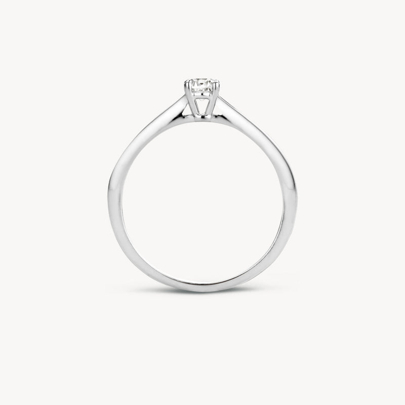 Ring van 14k wit goud met solitaire zirkonia in klassieke zetting.