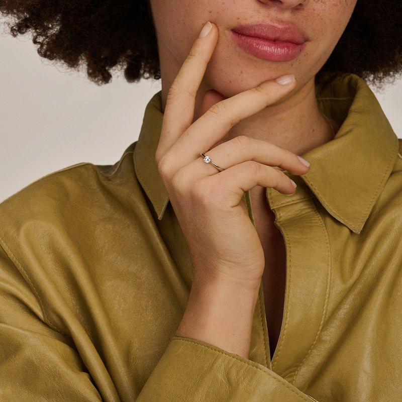 14k wit goud solitair ring met zirkonia op vrouwelijke hand, subtiele glans.