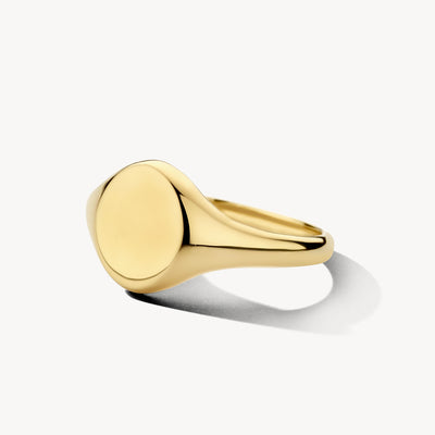 Zegelring van 14k geel goud met glad, afgerond oppervlak en strakke afwerking.