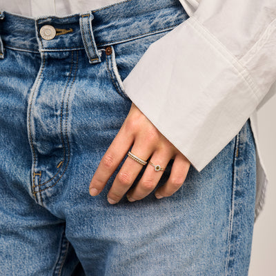 Bicolor gouden ring met 14k geel- en witgoud, fijne band en kleine diamanten sparkle.