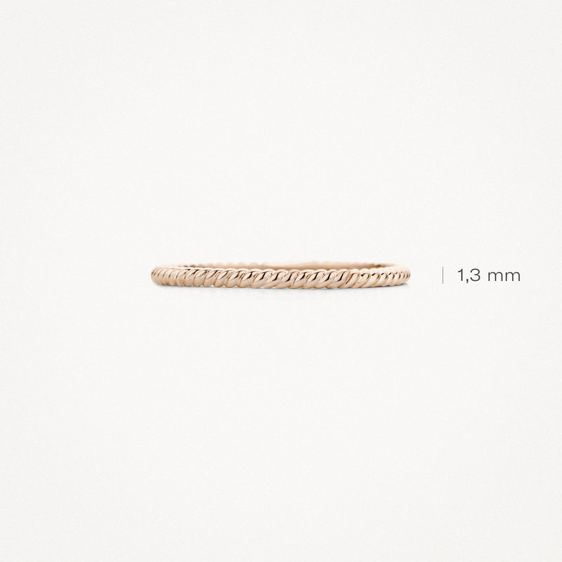 Dunne 14 Rosé goud ring met gedraaide textuur, breedte 1,3 mm.