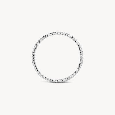 14k wit goud ring met gedraaide, fijne structuur en smal ontwerp.