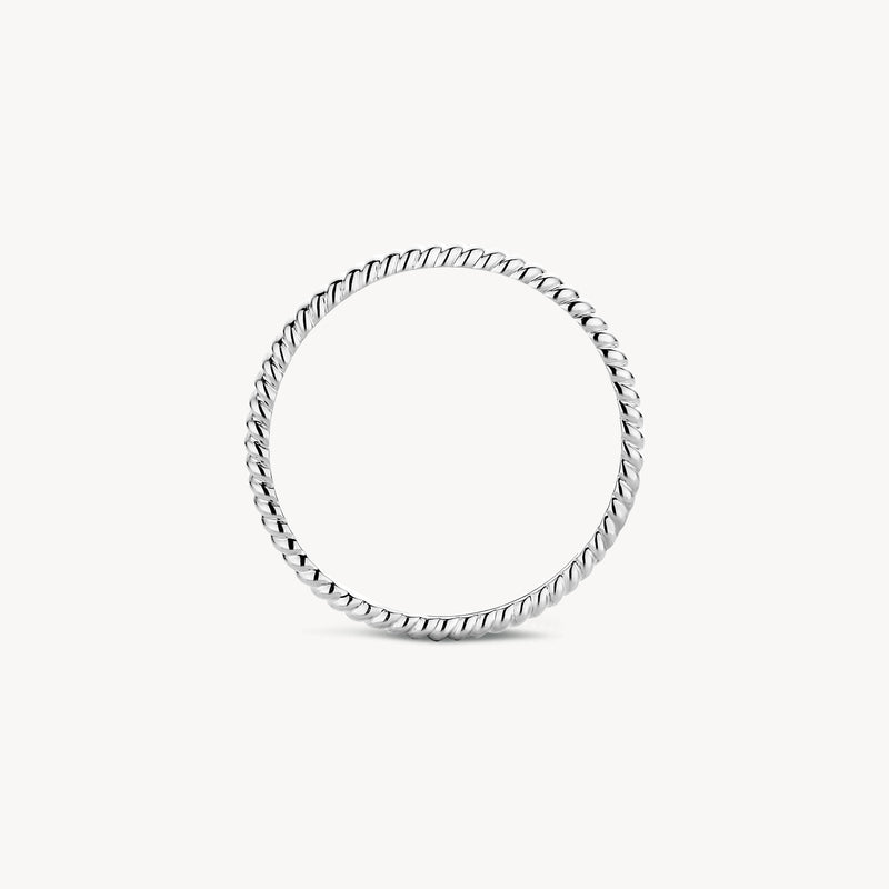 14k wit goud ring met gedraaide, fijne structuur en smal ontwerp.