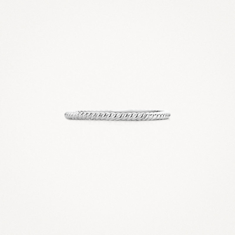 Dunne ring van 14k wit goud met fijne gevlochten textuur.