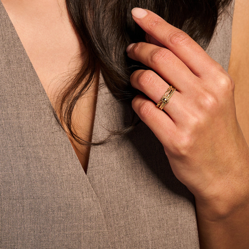 Bague à enfiler en or jaune 14k avec surface subtilement détaillée sur l'index.