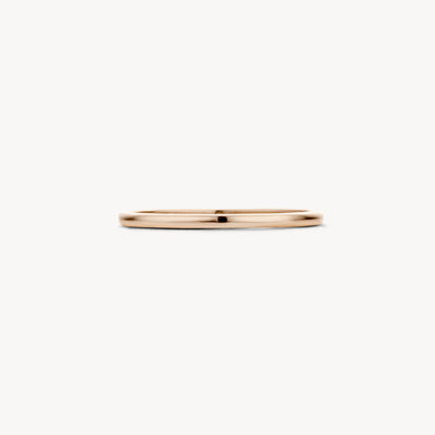 Dunne ring van 14k roségoud met een gladde, glanzende afwerking.
