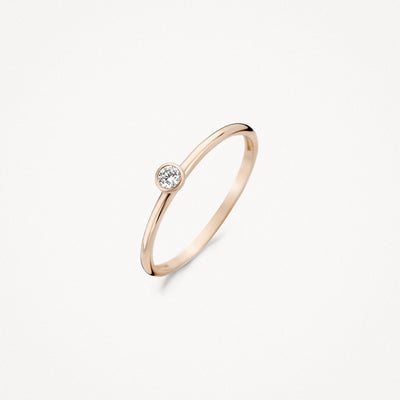 Dunne 14k roségouden ring met kleine zirkonia in bezelzetting.