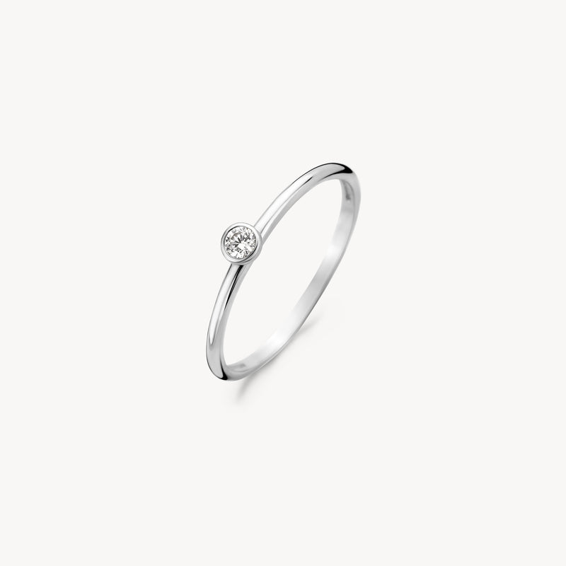 Minimalistische ring van 14k wit goud met kleine zirkonia steen in zetting.