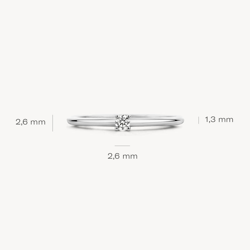 Ring 1200WZI met solitair diamant, 14k wit goud, smalle band van 1,3 mm breedte.