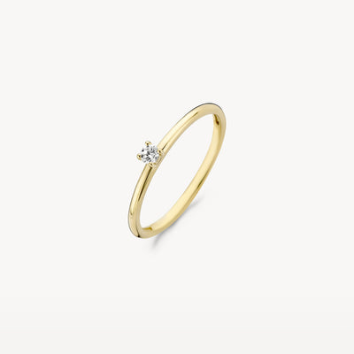 Slanke solitair ring van 14k geelgoud met een kleine fonkelende diamant.