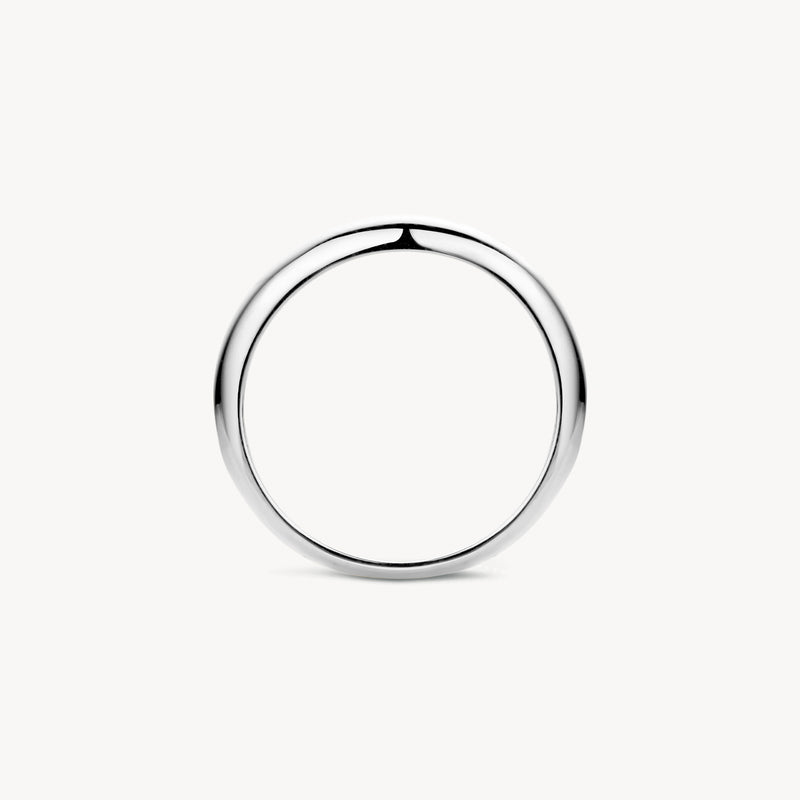 Minimalistische gladde ring van 14k wit goud met gepolijste afwerking.