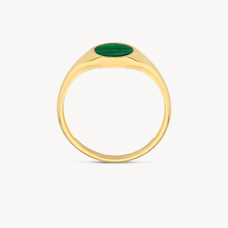 Zegelring van 14k geelgoud met ovale malachietsteen, gladde afwerking.