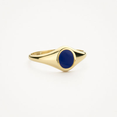 14k geelgouden zegelring met diepe blauwe lapis cabochon.