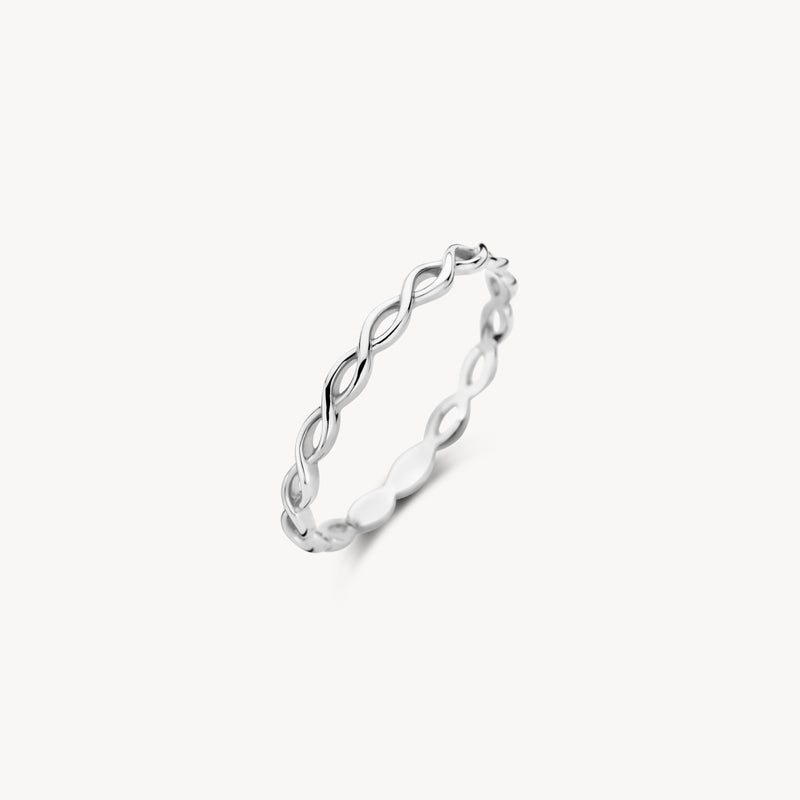 14k wit goud ring met gedraaide band en opengewerkte bicolor details.