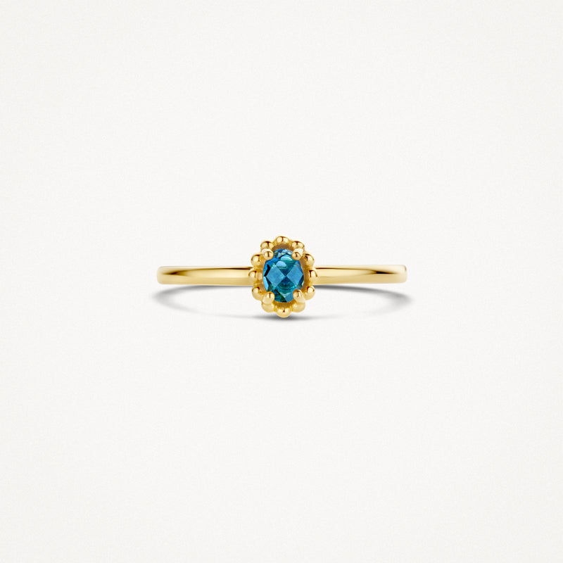 Solitair ring van 14k geel goud met ovale blauwe topaas en kleine parelrand.