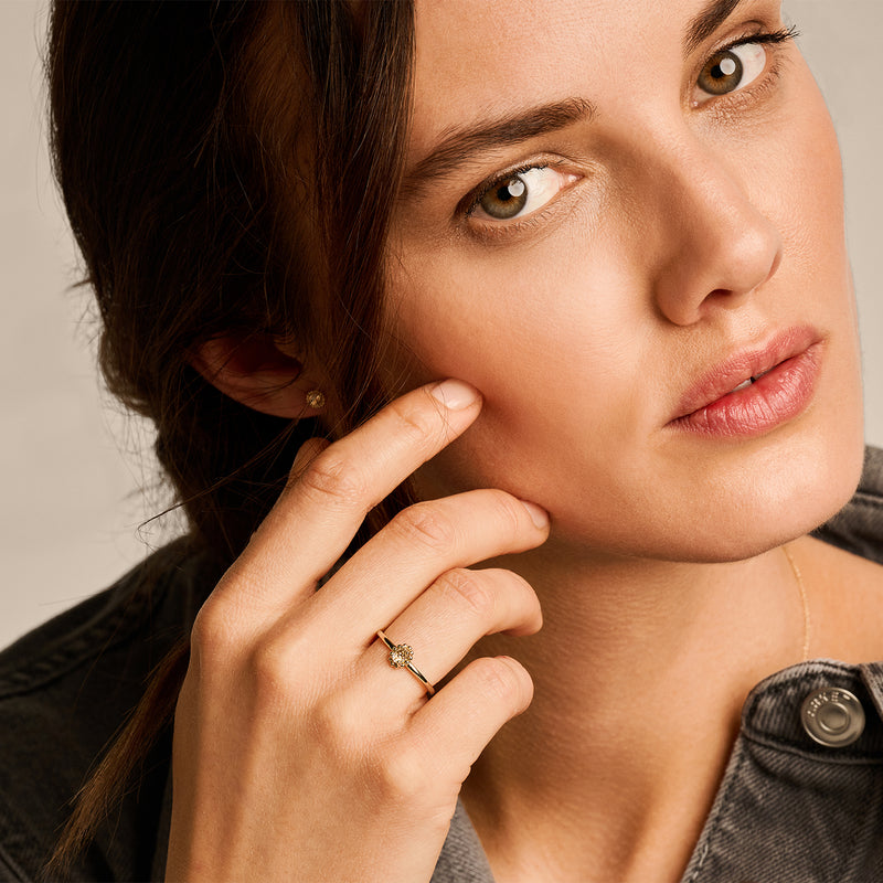 14k geelgouden solitair ring met witte topaas en fijne band.