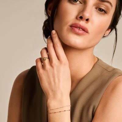 14k geelgouden schakelarmband met subtiele caramel resin details.