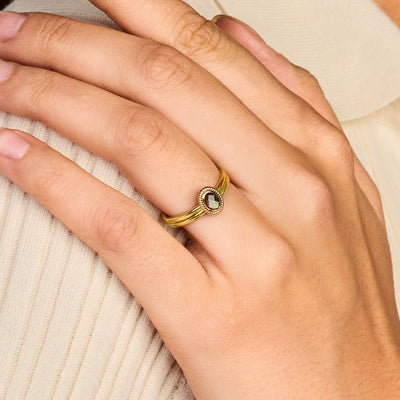 14k gouden ring met ovale parelmoer en kwartsteen, slanke band, model 50.