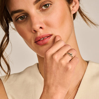 Bicolor 14k goud ring met parelmoer en pure quartz, fijne aanschuifring klein.
