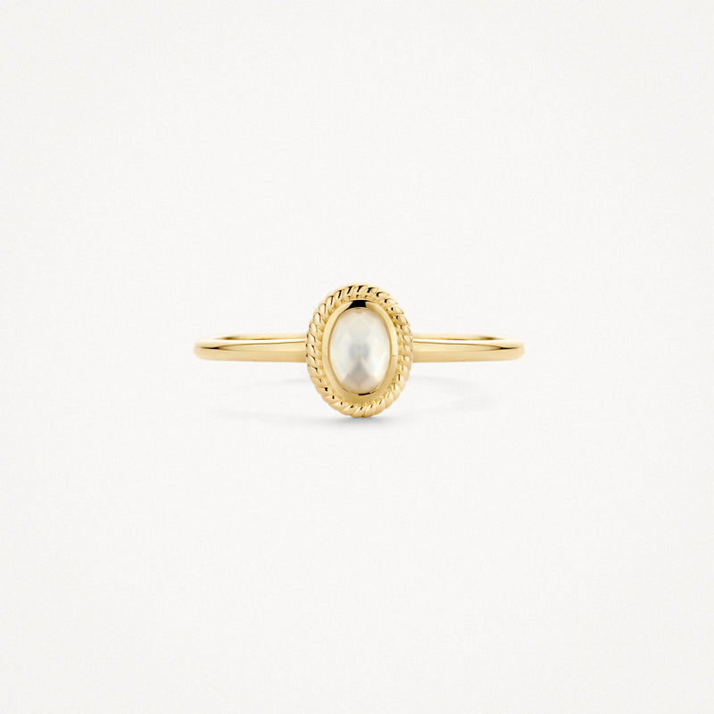 Ring van 14k geel goud met ovale parelmoer steen en fijne details rondom.