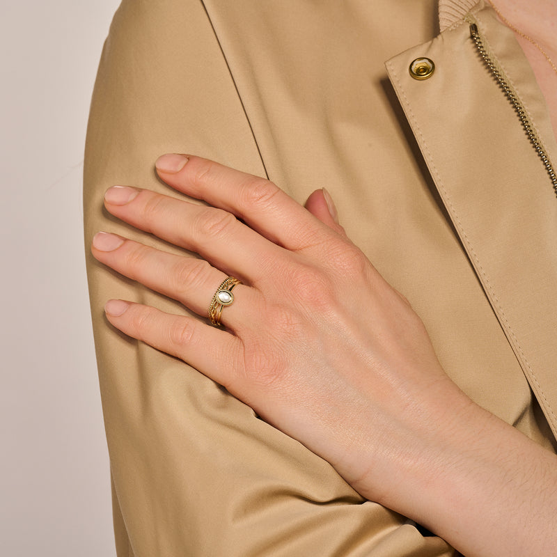 14k geel gouden ring met parelmoer en pure quartz, slanke aanschuifring.