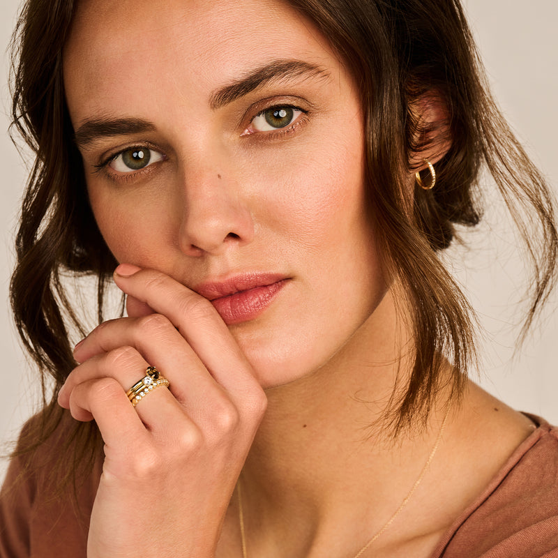 14k geelgouden ring met vierkante smokey quartz en subtiele glans op middelvinger.