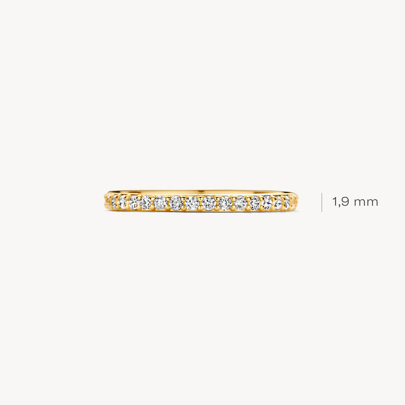 14k geelgouden ring met rij zirkonia's en smalle band van 1,9 mm.