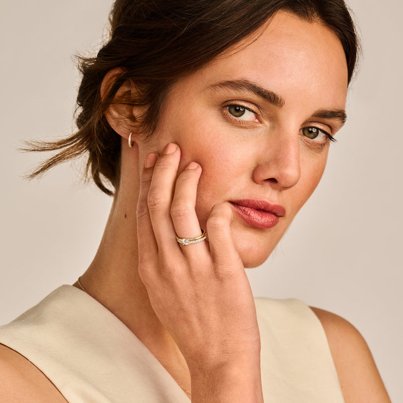 Bicolor goud ring met zirkonia in 14k geel en wit goud, subtiel ontwerp.