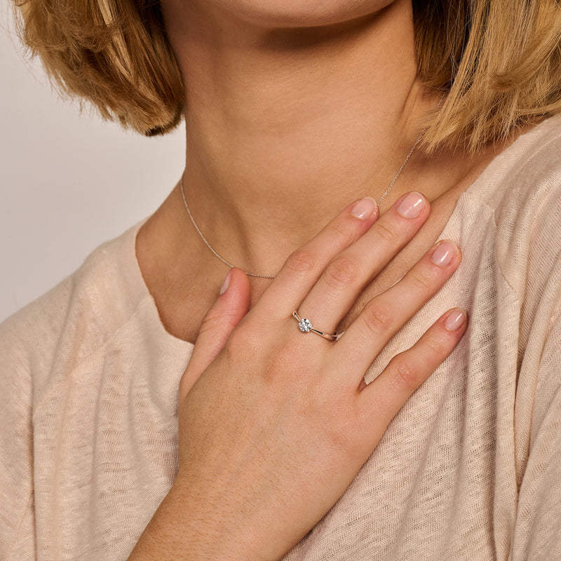 14k wit goud ring met fonkelende zirkonia band en gladde afwerking.