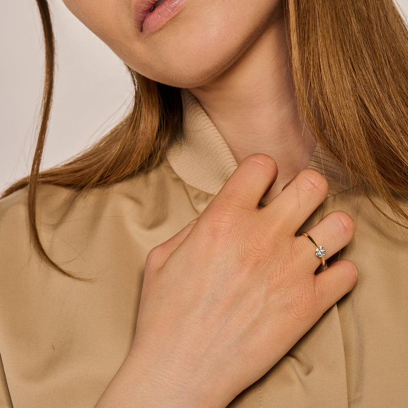 Bicolor goud ring met 14k geelgoud en zirkonia op damesvinger.