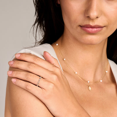 Bicolor 14k goud ring met zirkonia, combinatie van geel en witgoud, gedragen aan vinger.