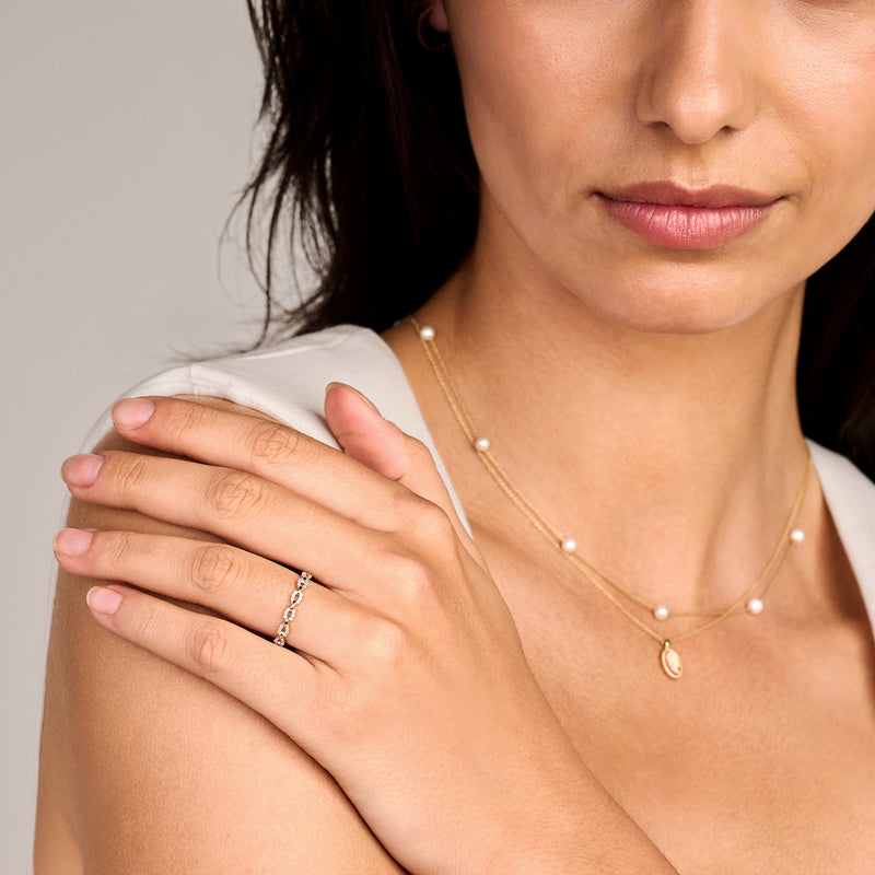 Bicolor 14k goud ring met zirkonia, combinatie van geel en witgoud, gedragen aan vinger.